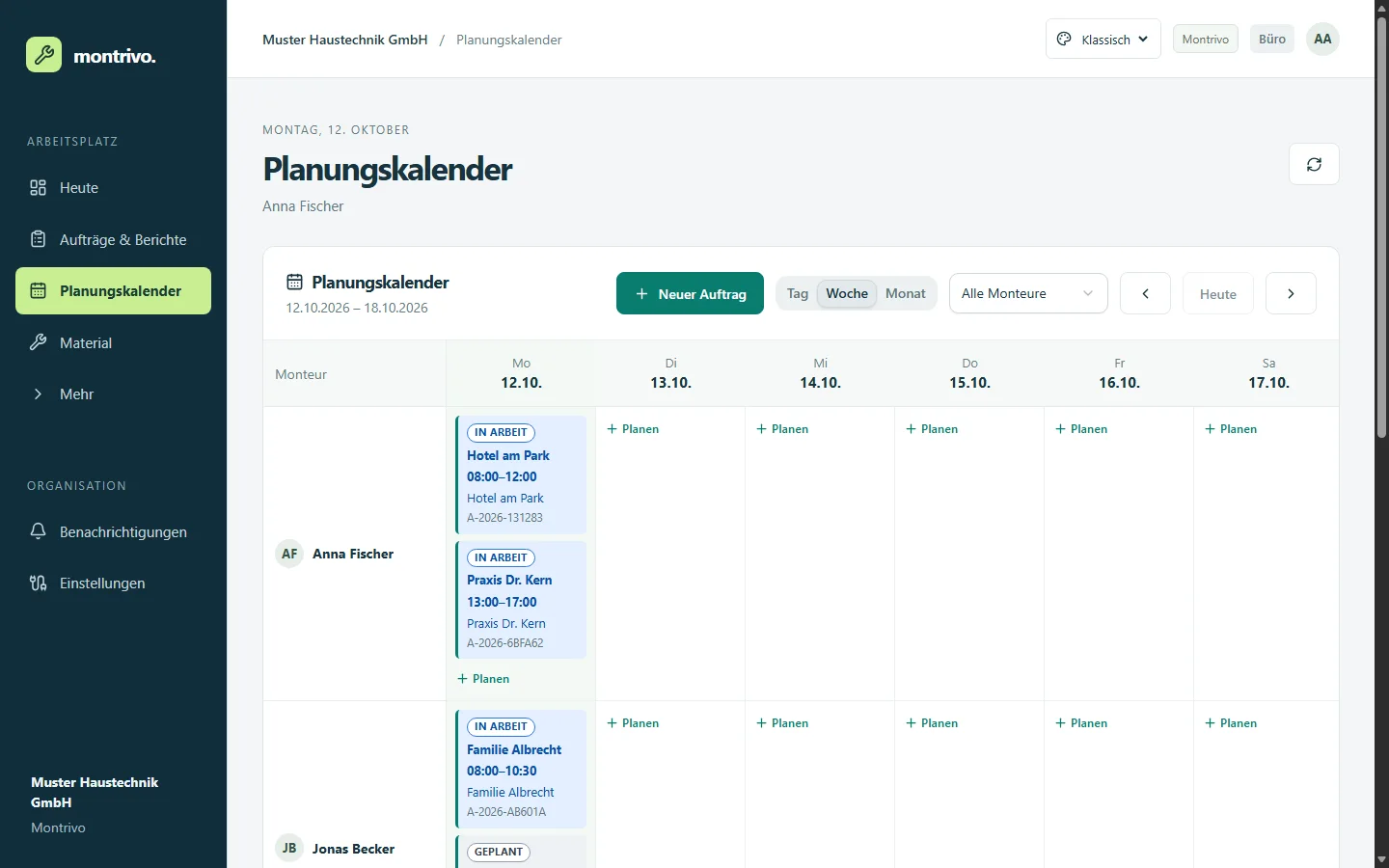 Planungskalender mit Wochenansicht je Monteur und Statusfarben